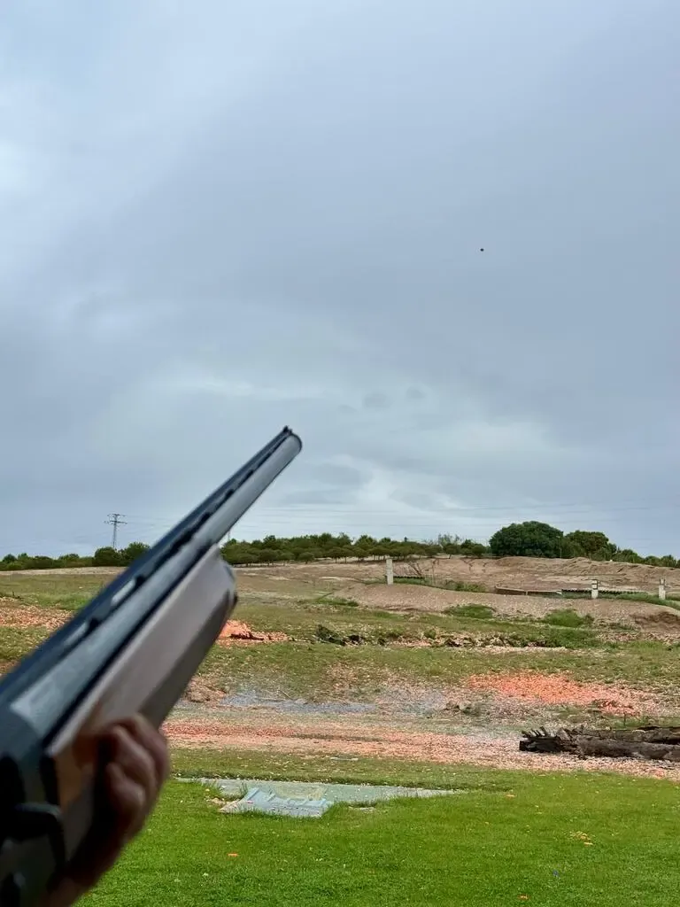 Compak Sporting en Madrid: puestos y trayectorias de platos en campo de tiro oficial