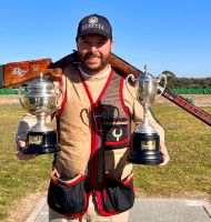 Gonzalo Gómez Arrimadas celebrando con dos copas, una en cada mano, tras sus victorias en tiro al plato