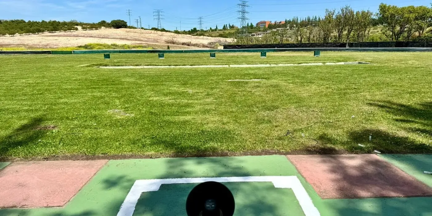 Compak Sporting en Madrid: puestos y trayectorias de platos en campo de tiro oficial