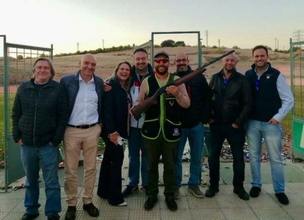 Alumnos tras una clase de formación para evitar errores al empezar en el tiro al plato con Gonzalo Gómez Arrimadas