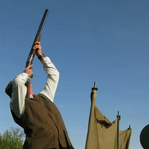Clase práctica de tiro de caza en entorno controlado y natural, enfocada en técnica, seguridad y tradición cinegética