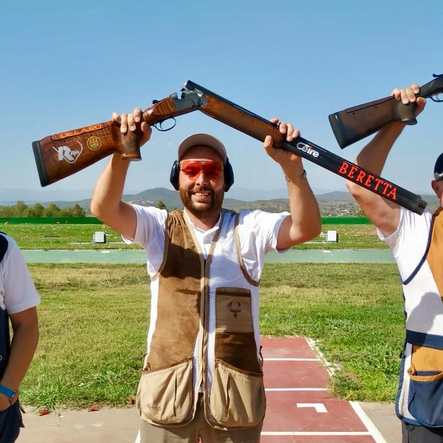 Entrenamiento de tiro al plato con gafas en un entorno oficial y seguro.