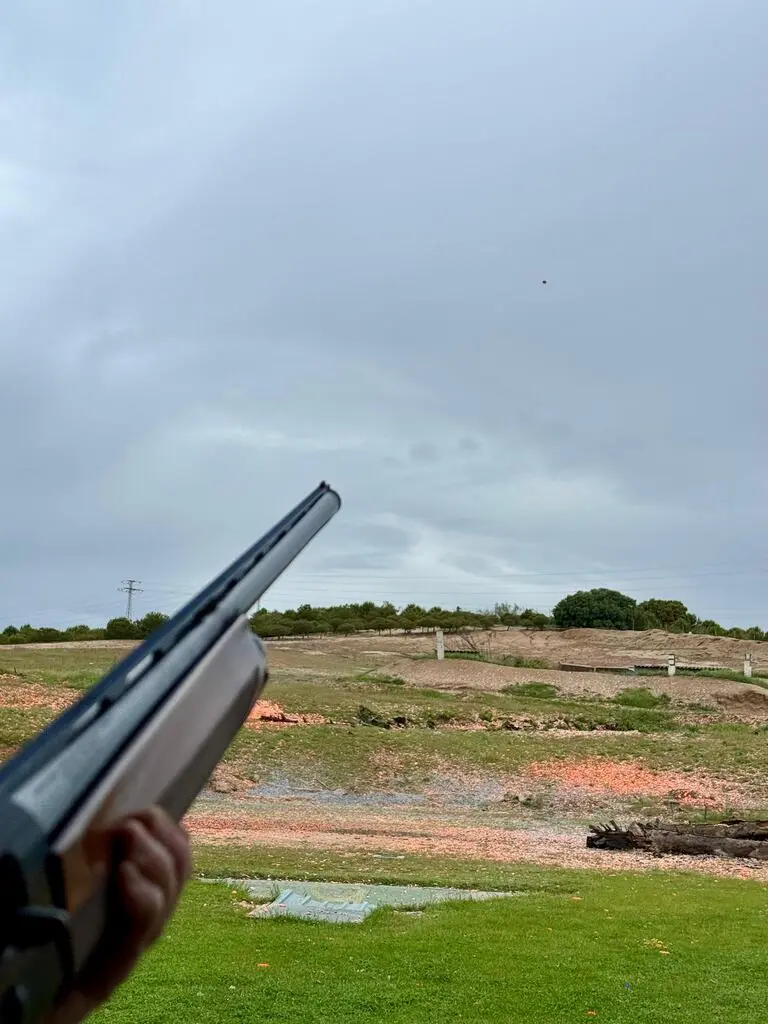 Compak Sporting en Madrid: puestos y trayectorias de platos en campo de tiro oficial