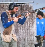 Gonzalo Gómez Arrimadas concentrado antes de realizar el último tiro que lo proclamó campeón mundial de tiro al plato