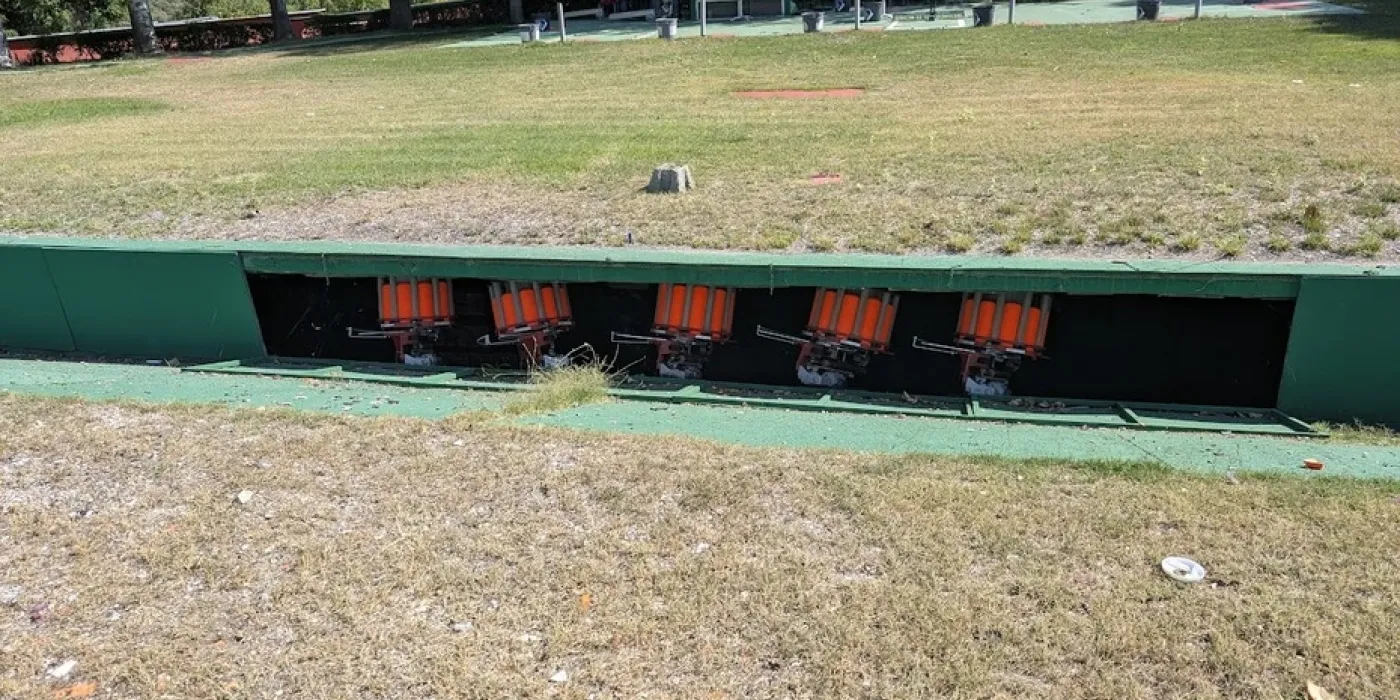Foso Olímpico en Madrid en campo de tiro oficial: plato saliendo del foso y entrenamiento por series para precisión y ritmo